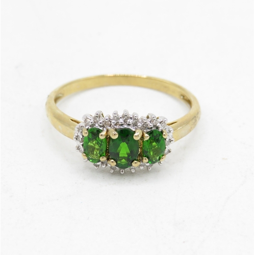 11 - 9ct gold diopside & diamond dress ring, claw set (2.4g) Size  T