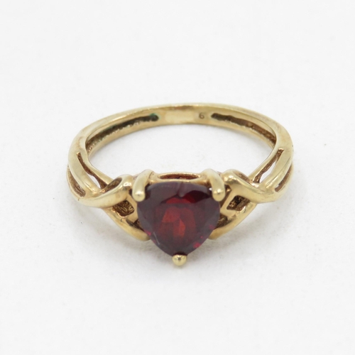 134 - 9ct gold garnet ring (1.5g) Size  H