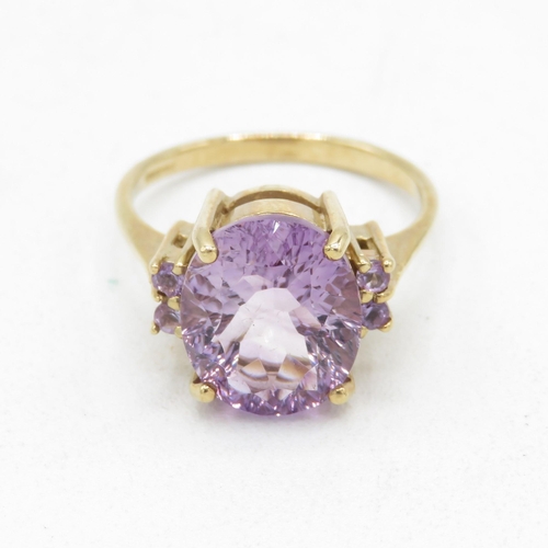 137 - 9ct gold amethyst solitaire cocktail ring with amethyst set shoulders (4.3g) Size  O