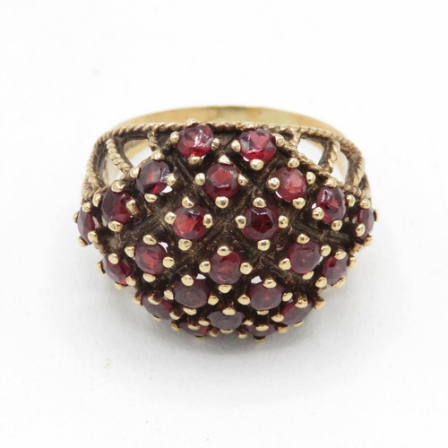 139 - 9ct gold vintage garnet cluster cocktail ring with open shoulders (6.2g) Size  S