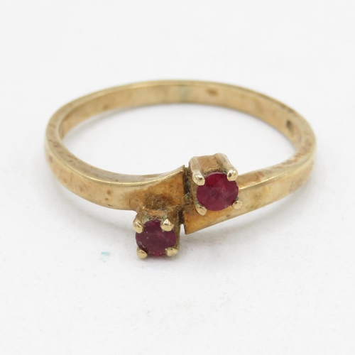 144 - 9ct gold vintage ruby cross over dress ring (2g) Size  M 1/2