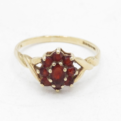 156 - 9ct gold vintage garnet halo dress ring (1.3g) Size  M