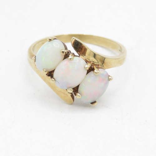 159 - 9ct gold opal trilogy cross over dress ring (2.3g) Size  M