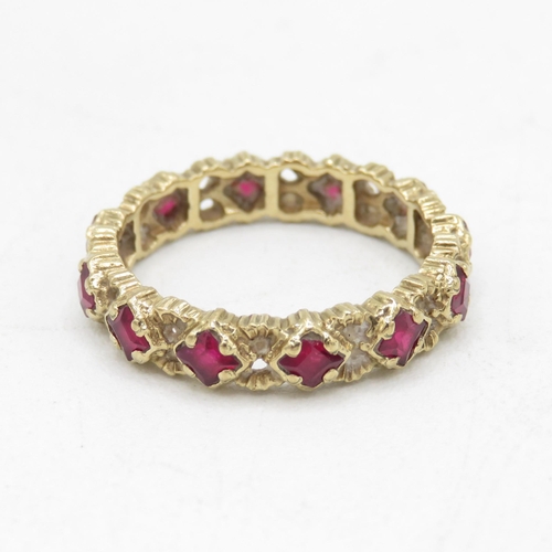 216 - 9ct gold patterned red gemstone full eternity ring (2.8g) Size  O