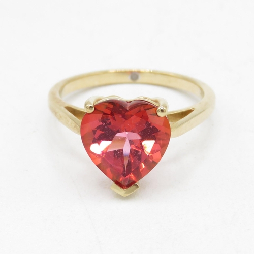 220 - 9ct gold heart cut red gemstone dress ring (2.8g) Size  O