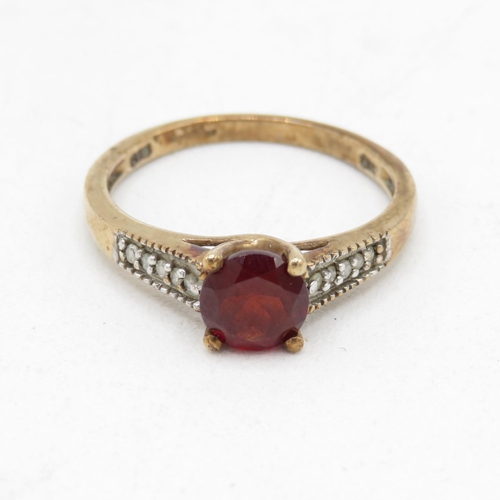 32 - 9ct gold garnet & diamond dress ring (2.1g) Size  N 1/2