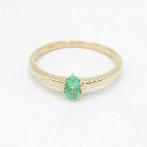 41 - 9ct gold emerald solitaire ring (1.4g) Size  O