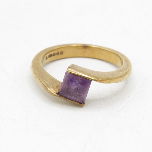 47 - 9ct gold square cut amethyst cross over dress ring (3.4g) Size  L