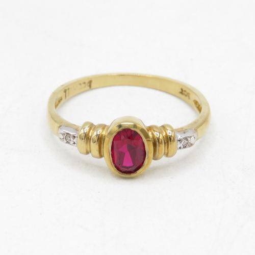 53 - 9ct gold red gemstone solitaire ring with diamond set shoulders (2g) Size  O