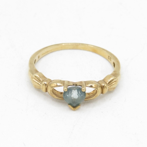 65 - 9ct gold heart shaped blue topaz Irish Claddagh ring (2g) Size  O