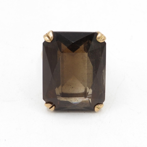 71 - 9ct gold vintage smokey quartz dress ring (12.6g) Size  M 1/2