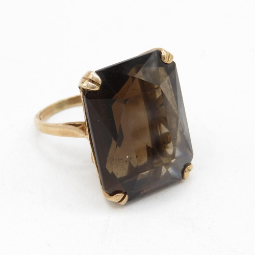 71 - 9ct gold vintage smokey quartz dress ring (12.6g) Size  M 1/2