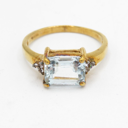 92 - 9ct gold aquamarine single stone ring with white gemstone sides (2.6g) Size  O