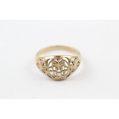 13 - 9ct gold cut work celtic signet ring (2.1g) Size  N