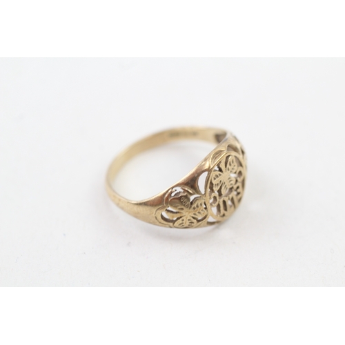 13 - 9ct gold cut work celtic signet ring (2.1g) Size  N