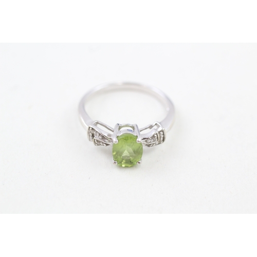 14 - 9ct white gold peridot solitaire dress ring with diamond set shoulders (2.6g) Size  N