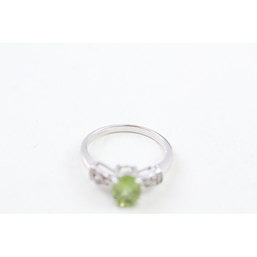 14 - 9ct white gold peridot solitaire dress ring with diamond set shoulders (2.6g) Size  N