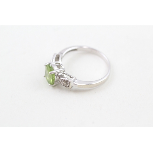 14 - 9ct white gold peridot solitaire dress ring with diamond set shoulders (2.6g) Size  N