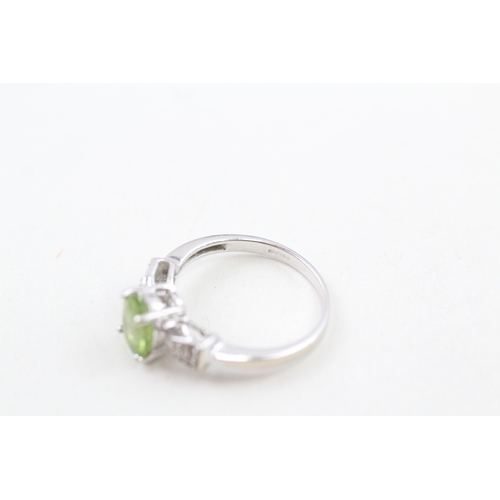 14 - 9ct white gold peridot solitaire dress ring with diamond set shoulders (2.6g) Size  N