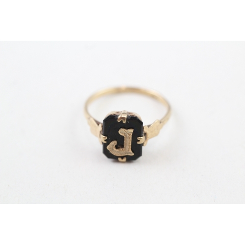 16 - 9ct gold victorian onyx initial 'J' dress ring (1.8g) Size  M