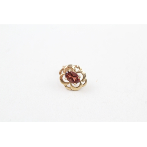 19 - 9ct gold vintage garnet stud earrings (1.3g)