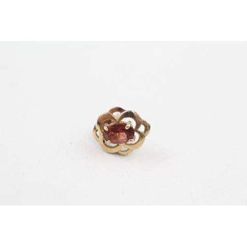 19 - 9ct gold vintage garnet stud earrings (1.3g)