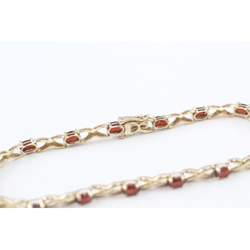 33 - 9ct gold garnet bracelet with kiss design links (4.7g)