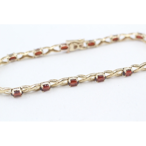 33 - 9ct gold garnet bracelet with kiss design links (4.7g)