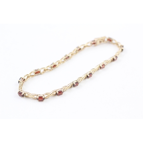 33 - 9ct gold garnet bracelet with kiss design links (4.7g)