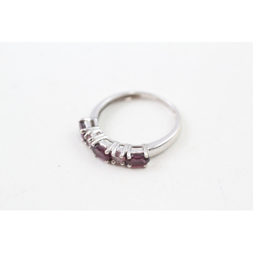 38 - 9ct white gold garnet and pink sapphire five stone dress ring (2.1g) Size  N