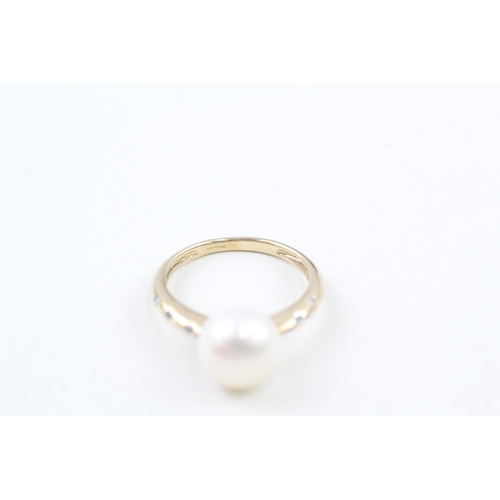 40 - 9ct gold cultured pearl dress ring with diamond set shoulders (3g) Size  P