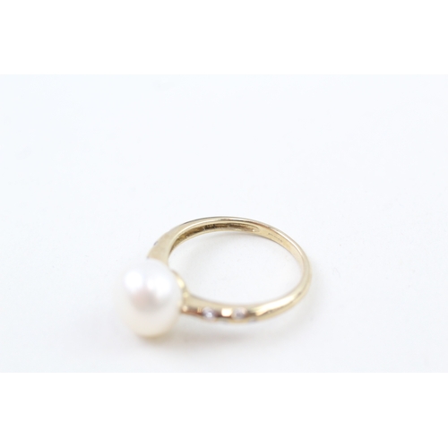 40 - 9ct gold cultured pearl dress ring with diamond set shoulders (3g) Size  P