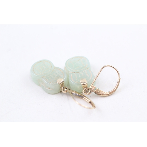 54 - 14ct gold carved jade drop earrings with leverbacks (5.4g)