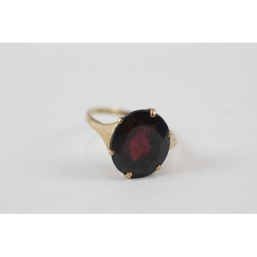 61 - 9ct gold vintage oval cut garnet dress ring (2.3g) Size  K