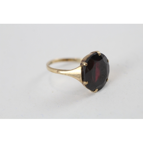 61 - 9ct gold vintage oval cut garnet dress ring (2.3g) Size  K