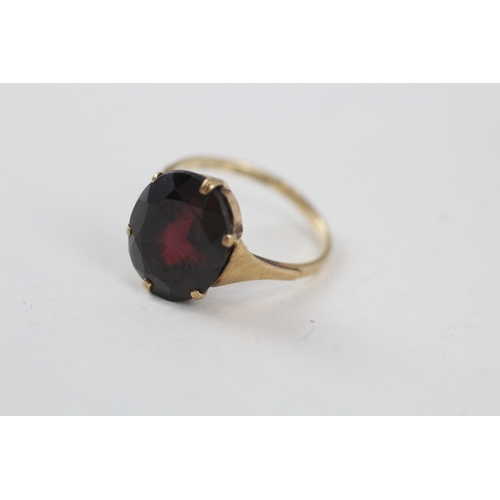 61 - 9ct gold vintage oval cut garnet dress ring (2.3g) Size  K