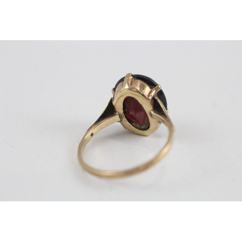 61 - 9ct gold vintage oval cut garnet dress ring (2.3g) Size  K