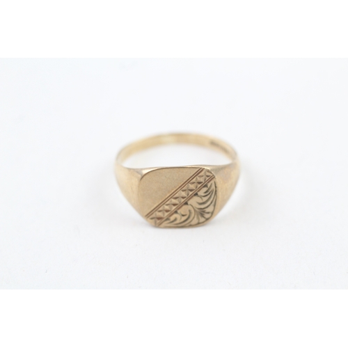 62 - 9ct gold etched signet ring (2.8g) Size  P