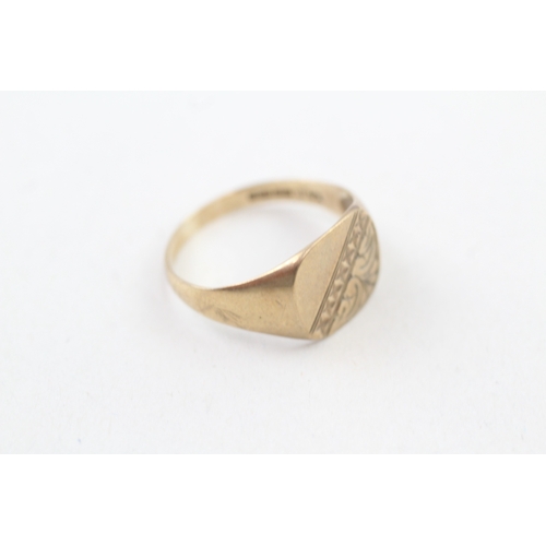 62 - 9ct gold etched signet ring (2.8g) Size  P