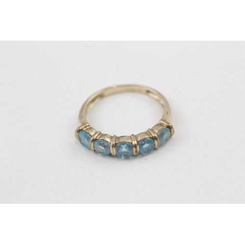 64 - 9ct gold bar set blue topaz five stone dress ring (2.1g) Size  O