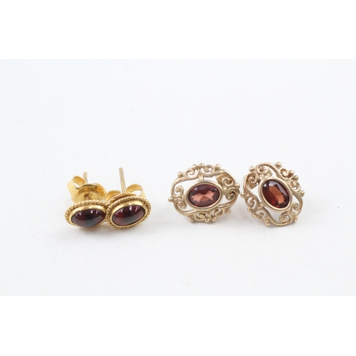 74 - 2 x 9ct gold garnet stud earrings (2.3g)