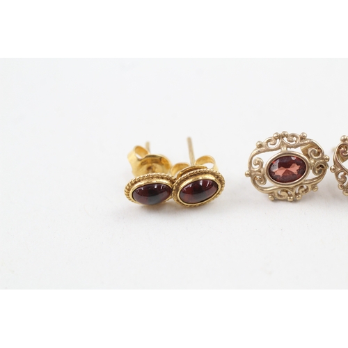 74 - 2 x 9ct gold garnet stud earrings (2.3g)