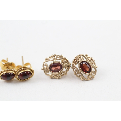 74 - 2 x 9ct gold garnet stud earrings (2.3g)