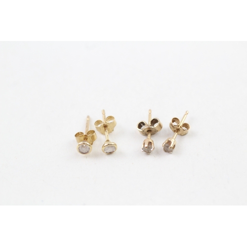 76 - 2 x 9ct gold diamond single stone stud earrings (0.7g)