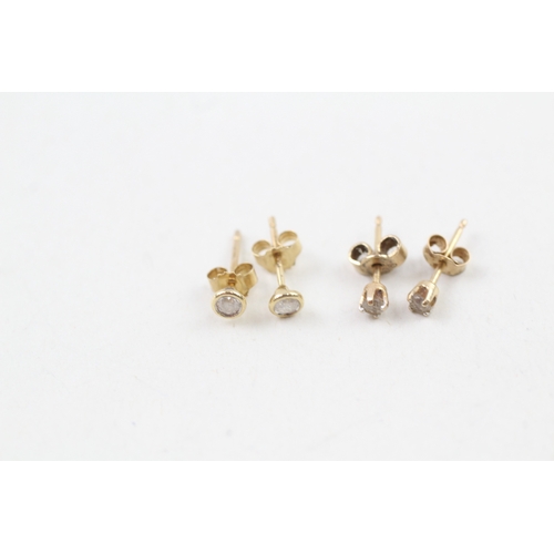 76 - 2 x 9ct gold diamond single stone stud earrings (0.7g)