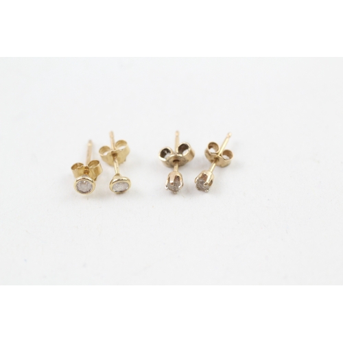 76 - 2 x 9ct gold diamond single stone stud earrings (0.7g)