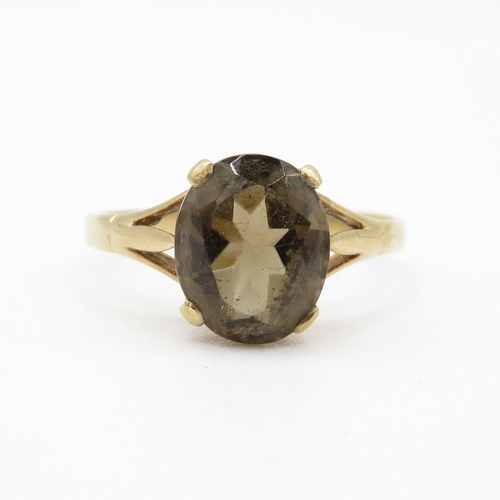 12 - 9ct gold oval cut smokey quartz solitaire dress ring (1.8g) Size  P