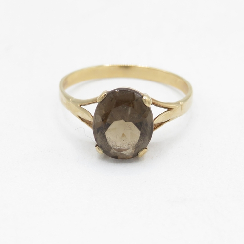 12 - 9ct gold oval cut smokey quartz solitaire dress ring (1.8g) Size  P