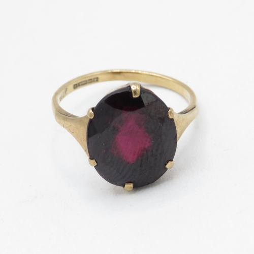 61 - 9ct gold vintage oval cut garnet dress ring (2.3g) Size  K