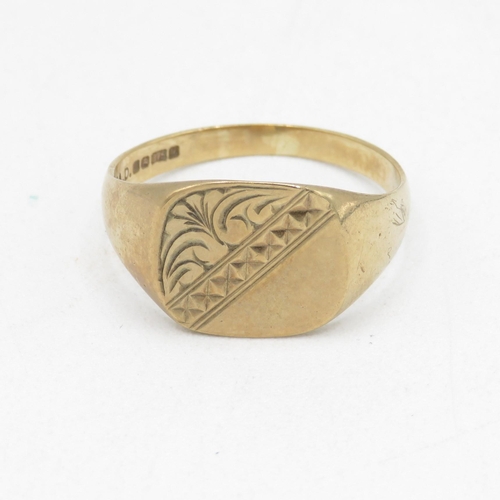 62 - 9ct gold etched signet ring (2.8g) Size  P